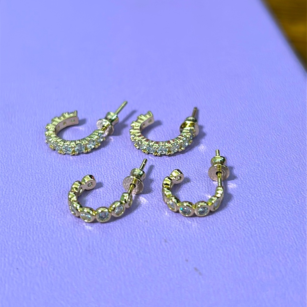 NEW “They're So Cute" Huggie Set
Gold|White Diamondettes